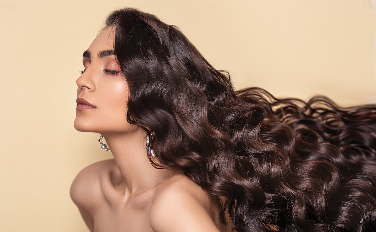 Cabelo longo e saudável em luz quente, referência à terapia capilar